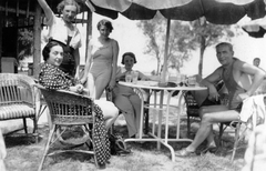 Hungary, Balatonföldvár, a felvétel a Galamb-szigeten készült., 1935, Zsilinszky Sándor, bathing suit, wicker chair, shades, dotted dress, Fortepan #58695