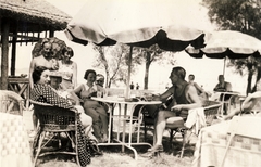 Hungary, Balatonföldvár, a felvétel a Galamb-szigeten készült., 1935, Zsilinszky Sándor, sunshades, shore, Fortepan #58698