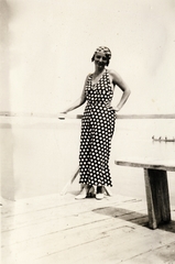 Hungary, Balatonföldvár, 1935, Zsilinszky Sándor, fashion, pier, dotted dress, Lake Balaton, Fortepan #58699