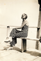 Hungary, Balatonföldvár, 1935, Zsilinszky Sándor, fashion, pier, dotted dress, leg over leg, Lake Balaton, Fortepan #58701