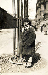 Hungary, Budapest VIII., Üllői út, jobbra a Mária utca torkolatánál a klinikai tömb., 1935, Zsilinszky Sándor, Budapest, tree guard, sailor cap, fur coat, kid, Fortepan #58712