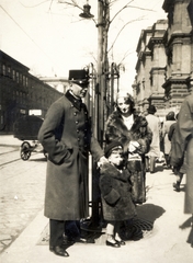 Hungary, Budapest VIII., Üllői út, jobbra a a Mária utca torkolatánál a klinikai tömb., 1935, Zsilinszky Sándor, Budapest, tree guard, fur coat, kid, cop, winter coat, Fortepan #58713