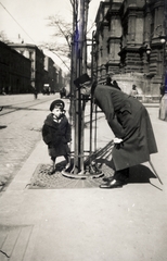 Hungary, Budapest VIII., Üllői út, jobbra a a Mária utca torkolatánál a klinikai tömb., 1935, Zsilinszky Sándor, Budapest, coat, tree guard, kid, talks, uniform, Fortepan #58714