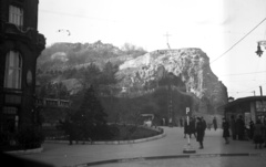 Magyarország, Budapest XI., Szent Gellért tér, szemben a Sziklatemplom, balra a Gellért Szálló., 1938, Zsanda Zsolt, utcakép, életkép, trafik, újságárus, kereszt_jelkép, Budapest, Fortepan #58726