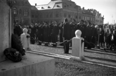 Magyarország, Nyíregyháza, Hősök tere (Bessenyei tér), ünnepség a Hősök szobra előtt, balra a Megyeháza., 1938, Zsanda Zsolt, utcakép, koszorú, közönség, diáksapka, tisztelgés, Fortepan #58734