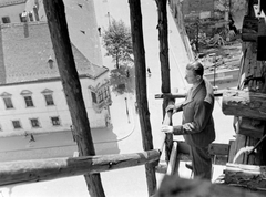 Magyarország, budai Vár, Budapest I., Szentháromság tér a felújítás alatt lévő Mátyás-templom tornyából., 1956, Fortepan, állvány, foghíj telek, Budapest, Fortepan #5876