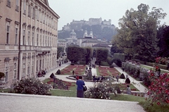 Ausztria, Salzburg, Mirabell kastély parkja, háttérben Hohensalzburg vára., 1966, Herbály István, színes, Fortepan #58902