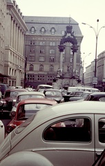 Ausztria, Bécs, Hoher Markt, Vermählungsbrunnen., 1966, Herbály István, színes, Volkswagen-márka, barokk-stílus, Volkswagen Bogár, díszkút, szoborcsoport, Johann Bernhard Fischer von Erlach-terv, Joseph Emanuel Fischer von Erlach-terv, Antonio Corradini-terv, Johann Baptist Divall-terv, Lorenzo Mattielli-terv, Fortepan #58904