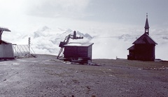 Ausztria, Schmittenhöhe, kápolna a hegycsúcson, háttérben a Magas-Tauern., 1966, Herbály István, színes, Fortepan #58906