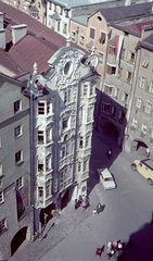 Ausztria, Innsbruck, Herzog Friedrich Strasse a Helblinghaus a Várostoronyból (Stadtturm) nézve., 1966, Herbály István, színes, barokk-stílus, stukkó, Anton Gigl-terv, Fortepan #58908