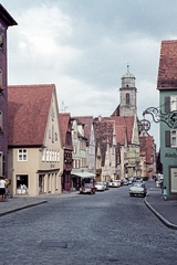 Németország, Dinkelsbühl, Weinmarkt, a távolban a Szent György-templom., 1966, Herbály István, Fortepan #58921