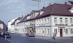 Németország, Ansbach, Turnitzstrasse a Bahnhofsplatz-ról nézve. Jobbra a Karlstrasse sarok., 1966, Herbály István, utcakép, automobil, Volkswagen Bogár, Fortepan #58925