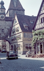 Németország, Rothenburg ob der Tauber, Rödergasse, Markus-torony., 1966, Herbály István, színes, német gyártmány, Mercedes-márka, torony, automobil, Fortepan #58926