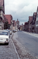 Németország, Rothenburg ob der Tauber, Spitalgasse, háttérben a Siebers-torony., 1966, Herbály István, Fiat 850, Fortepan #58933