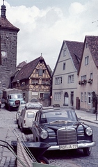 Németország, Rothenburg ob der Tauber, Spitalgasse, háttérben a Siebers-torony., 1966, Herbály István, Mercedes-márka, BMC Mini, Fortepan #58935