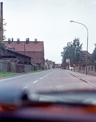 Németország, Feuchtwangen, Ziegelhütte településrész, a Dinkelsbühler Strasse az Untere Torstrasse felé nézve, balra a téglagyár., 1966, Herbály István, színes, benzinkút, NSZK, gyárkémény, Fortepan #58937