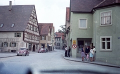 Németország, Feuchtwangen, az Untere Torstrasse a Ringstrasse kereszteződésétől a Markplatz felé nézve., 1966, Herbály István, színes, utcakép, Volkswagen-márka, NSZK, Volkswagen Bogár, Fortepan #58938