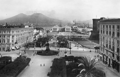 Olaszország, Nápoly, Piazza Municipio, szemben a Piazzale Stazione Marittima, háttérben a Vezúv., 1928, Fortepan, hajó, zászló, látkép, kikötő, vár, vulkán, Cesare Bazzani-terv, Pierre de Chaulnes-terv, Pierre d'Angincourt-terv, Fortepan #58992