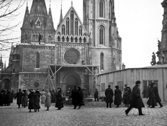 Magyarország, budai Vár, Budapest I., Szentháromság tér és a Mátyás-templom IV. Károly koronázására való készülődés idején., 1916, Németh Tamás, Urai Dezső, zászló, járókelő, utcakép, életkép, állvány, rózsaablak, Budapest, Fortepan #59057