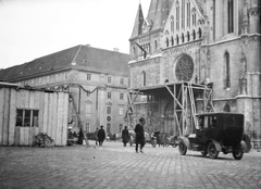 Magyarország, budai Vár, Budapest I., Szentháromság tér és a Mátyás-templom IV. Károly koronázására való készülődés idején., 1916, Németh Tamás, Urai Dezső, zászló, járókelő, utcakép, életkép, létra, automobil, állvány, rózsaablak, Budapest, Fortepan #59063