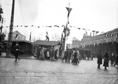 Hungary, Budapest VI., Nyugati (Berlini) tér., 1916, Németh Tamás, Urai Dezső, flag, street view, genre painting, booth, coach, crest, cobblestones, train station, flag pole, cab-horse, Budapest, Gustave Eiffel-design, national emblem, Fortepan #59065