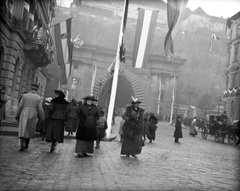 Hungary, Budapest I., Clark Ádám tér és az Alagút a Széchenyi Lánchíd felől nézve., 1916, Németh Tamás, Urai Dezső, flag, pedestrian, coach, tunnel, crest, flag pole, Budapest, bunting, Fortepan #59066