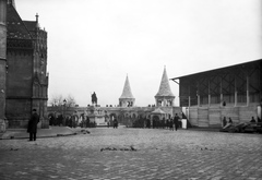 Hungary, Budapest I., Szentháromság tér a IV. Károly koronázásának idejére épített ideiglenes tribünnel., 1916, Németh Tamás, Urai Dezső, sculpture, street view, genre painting, cobblestones, gas lamp, horse sculpture, Saint Stephen I-portrayal, Budapest, Fortepan #59067