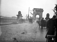 Magyarország, Budapest I., Széchenyi Lánchíd budai hídfő., 1916, Németh Tamás, Urai Dezső, zászló, járókelő, automobil, kőoroszlán, Budapest, függőhíd, Duna-híd, William Tierney Clark-terv, Fortepan #59068