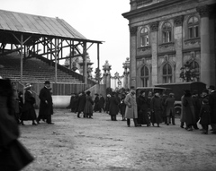 Hungary, Budapest I., Szent György tér a IV. Károly koronázásának idejére épített ideiglenes tribünnel. Jobbra a Királyi Palota (később Budavári Palota)., 1916, Németh Tamás, Urai Dezső, street view, genre painting, grandstand, automobile, Budapest, Fortepan #59069