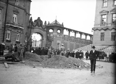 Hungary, Budapest I., Szent György tér a IV. Károly koronázásának idejére épített ideiglenes tribünnel. Balra a József főhercegi palota, jobbra a Honvédelmi Minisztérium., 1916, Németh Tamás, Urai Dezső, street view, genre painting, worker, grandstand, bowler hat, fiacre, Budapest, Fortepan #59072