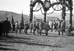 August von Mackensen német tábornok (jobbra a csoport közepén)., 1916, Németh Tamás, Urai Dezső, flag, military, genre painting, festive, compliment, German soldier, Fortepan #59096