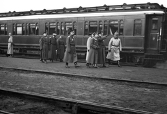 Serbia, pályaudvar, jobbról: August von Mackensen német tábornok, I. Ferdinánd bolgár cár, Boris bolgár trónörökös., 1916, Németh Tamás, Urai Dezső, celebrity, railway, genre painting, train station, train, Fortepan #59103