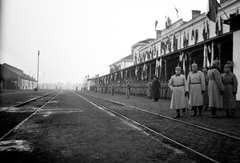 Serbia, pályaudvar, bolgár díszszázad., 1916, Németh Tamás, Urai Dezső, railway, flag, military, genre painting, train station, rails, Fortepan #59108