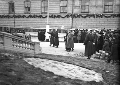 Hungary, Budapest I., Szent György tér a koronázódombról nézve, szemben a Királyi Palota (később Budavári Palota) Istállóépülete., 1916, Németh Tamás, Urai Dezső, genre painting, cop, audience, automobile, Budapest, Fortepan #59125