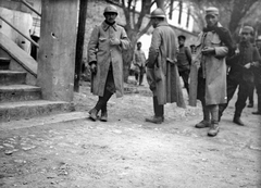 az első francia hadifoglyok., 1915, Németh Tamás, Urai Dezső, First World War, helmet, prisoner of war, cross-legged standing, French solider, Fortepan #59216