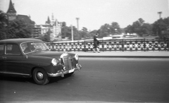 Magyarország, Városliget, Budapest XIV., Városligeti-tó feletti híd, balra a Vajdahunyad vára., 1965, Braun Antal, kastély, Mercedes-márka, Alpár Ignác-terv, eklektikus építészet, Budapest, Fortepan #59400