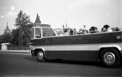 Magyarország, Városliget, Budapest XIV., Városligeti-tó feletti híd. Átalakított Ikarus 620 városnéző busz, háttérben a Vajdahunyad vára., 1965, Braun Antal, kastély, autóbusz, magyar gyártmány, Ikarus-márka, Alpár Ignác-terv, Ikarus 620/630, városnézés, Fővárosi Autóbusz üzem, eklektikus építészet, Budapest, kabrió, Fortepan #59401