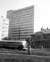 Magyarország, Budapest XIV., Hungária körút az Erzsébet királyné útja kereszteződésénél, szemben a Vegyipari Tervező Vállalat (VEGYTERV) székháza, 1965, Braun Antal, autóbusz, magyar gyártmány, Ikarus-márka, Ikarus 60 csuklós, Budapest, Fortepan #59404