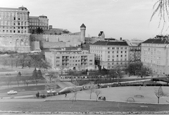 Magyarország, Tabán, Budapest I., kilátás a Gellérthegy utca felől a Budavári Palota (korábban Királyi Palota) felé. Jobbra a Bethlen-udvar., 1975, Fortepan, játszótér, magyar gyártmány, villamos, látkép, Ganz-márka, Ganz CSMG, Budapest, Fortepan #5946