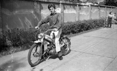 Magyarország, Budapest XIV., Hermina (Május 1.) út 45. Állami Szociális Otthon (később Mozgássérült Emberek Rehabilitációs Központja)., 1966, Braun Antal, motorkerékpár, Budapest, Romet Komar, Fortepan #59475