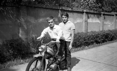 Magyarország, Budapest XIV., Hermina (Május 1.) út 45. Állami Szociális Otthon (később Mozgássérült Emberek Rehabilitációs Központja)., 1966, Braun Antal, motorkerékpár, Budapest, Romet Komar, törpenövés, Fortepan #59476