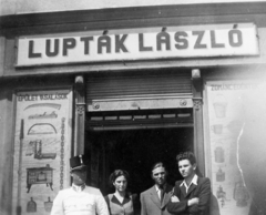 Ukrajna,Kárpátalja, Perecseny, Lupták László kereskedése., 1943, Kulin Júlia, üzlet, cégtábla, katona, bolt, üzletportál, Fortepan #59540