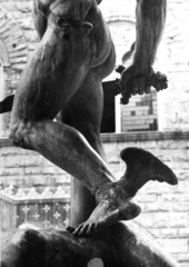 Olaszország, Firenze, Loggia dei Lanzi, Benvenuto Cellini Perszeusz a levágott medúzafejjel című szobrának részlete, háttérben a Palazzo Vecchio., 1967, Fortepan, szobor, szoborcsoport, meztelen alak, Arnolfo di Cambio-terv, Perszeusz-ábrázolás, medúza-ábrázolás, Benvenuto Cellini-terv, Fortepan #59568