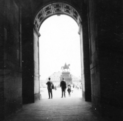 Németország, Drezda, a Theaterplatz és I. János szász király lovas szobra a Zwingerből nézve., 1960, Fortepan, NDK, lovas szobor, I. János-ábrázolás, Fortepan #59604