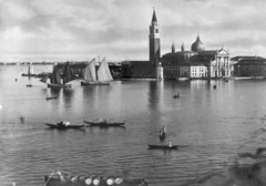 Olaszország, Velence, a San Giorgio Maggiore sziget és a San Giorgio Maggiore-templom a Riva degli Schiavoni felől nézve., 1900, Roberto Urban, vitorláshajó, hordó, látkép, torony, sziget, gondola, Trabaccolo-vitorlás, Fortepan #59606