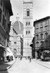 Olaszország, Firenze, Via dei Pecori, szemben a Dóm., 1928, Roberto Urban, villamos, székesegyház, harangtorony, Filippo Brunelleschi-terv, Arnolfo di Cambio-terv, Emilio De Fabris-terv, kerékpár, Fortepan #59623