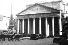 Olaszország, Róma, Piazza della Rotonda, a Pantheon előtt a Fontana del Pantheon., 1928, Roberto Urban, fogat, automobil, oszlop, timpanon, konflis, Fortepan #59624