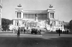 Olaszország, Róma, II. Viktor Emánuel emlékmű (Monumento a Vittorio Emanuele II)., 1928, Roberto Urban, emlékmű, automobil, gyalogátkelő, Fortepan #59627