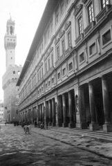 Olaszország, Firenze, Uffizi képtár (Galleria degli Uffizi) udvara, szemben a Palazzo Vecchio, 1930, Roberto Urban, Arnolfo di Cambio-terv, Fortepan #59634