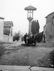 Olaszország, Fiesole, Via San Francesco, a Szent Ferenc kolostor udvara., 1930, Roberto Urban, csoportkép, utcakép, feszület, Fortepan #59636